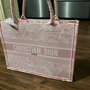 Pink 36cm tote bag. Comes with white storage bag. Never used, brand new.